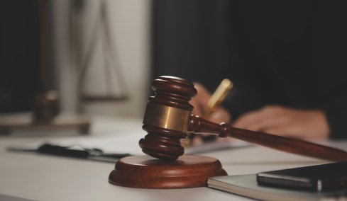 Εργοδότης στη Θεσσαλονίκη καταδικάστηκε γιατί απειλούσε την υπάλληλό του μετά τον χωρισμό τους: Της έλεγε ότι θα τα πει όλα στους γονείς της