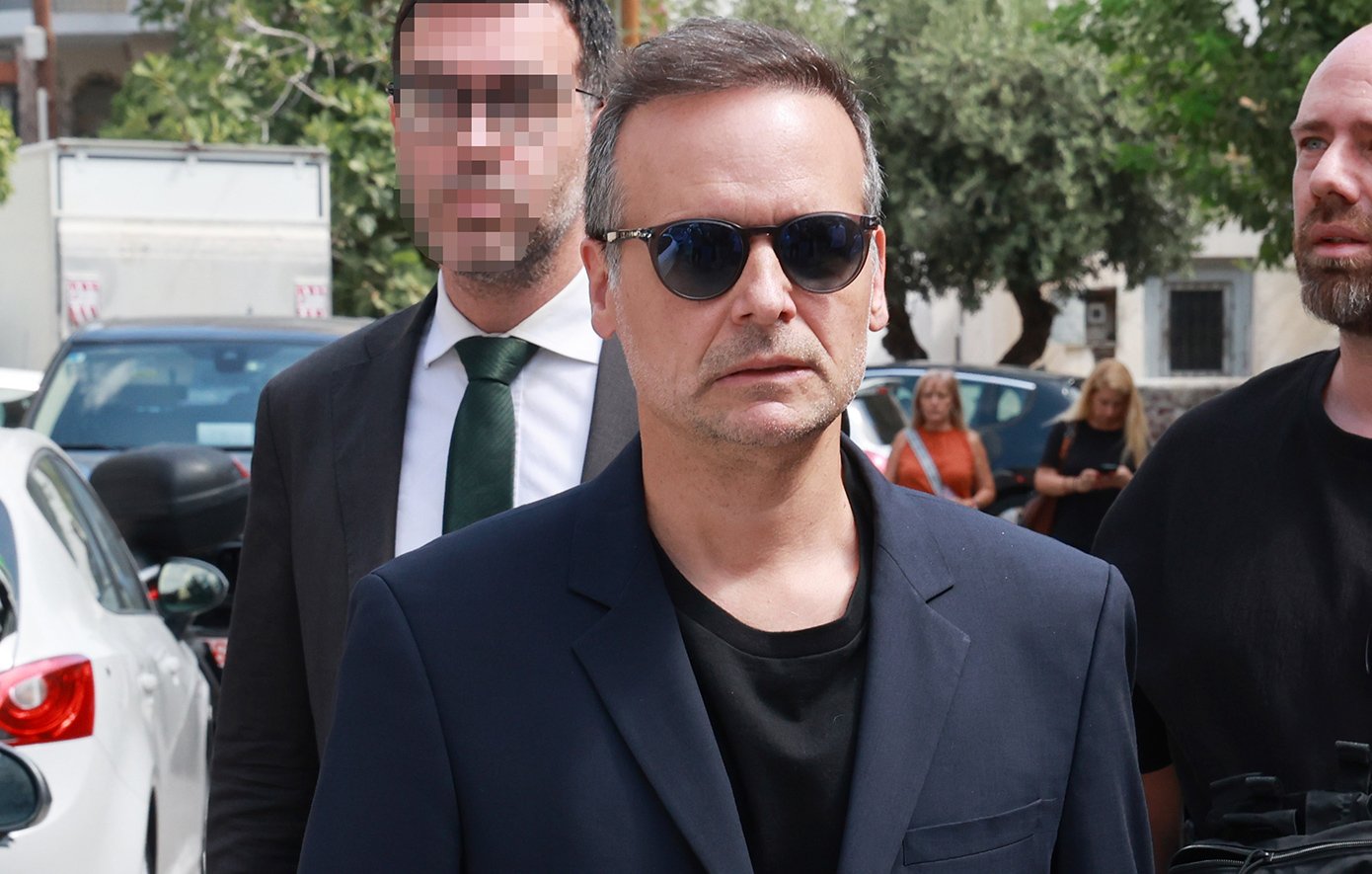 Συγκίνηση στο τελευταίο αντίο στον Γιώργο Μαζωνάκη στην «παλιά του γειτονιά» Συγκίνηση στο τελευταίο αντίο στον Γιώργο Μαζωνάκη στην «παλιά του γειτονιά»