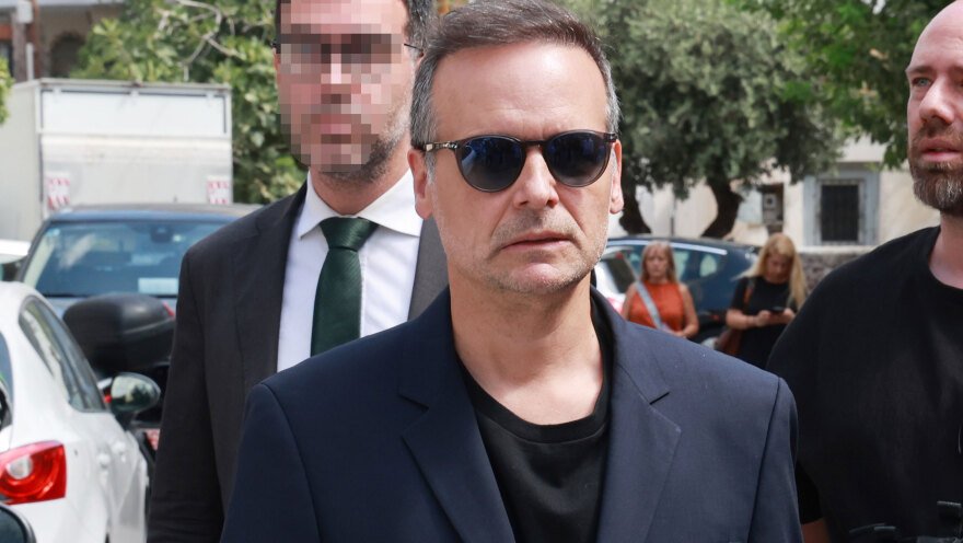 Συντετριμμένη η οικογένεια του Γιώργου Μαζωνάκη στο τελευταίο αντίο, στο πλευρό της συνάδελφοι του τραγουδιστή
