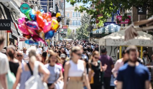 Πόσο θα ωφεληθούν 2,2 εκατ. νοικοκυριά και επιχειρήσεις από τα €2,2 δισ.  της ΔΕΘ: Τι κερδίζουν επαγγελματίες, ταξί, αγρότες, τρίτεκνοι, συνταξιούχοι