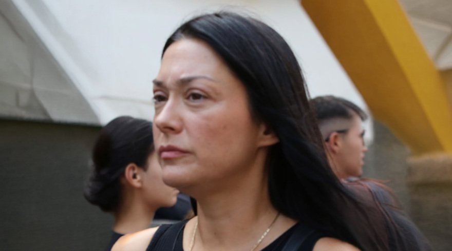 Συντετριμμένη η οικογένεια του Γιώργου Μαζωνάκη στο τελευταίο αντίο, στο πλευρό της συνάδελφοι του τραγουδιστή