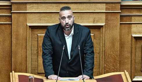 Ο Γιώργος Μανούσος αυτοανακηρύχθηκε εκπρόσωπος του κόμματος Κασιδιάρη στην Ολομέλεια, αντιδράσεις από Κατσώτη - Καζαμία  