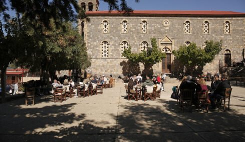 5 γραφικές πλατείες για καφέ σε ελληνικούς προορισμούς  