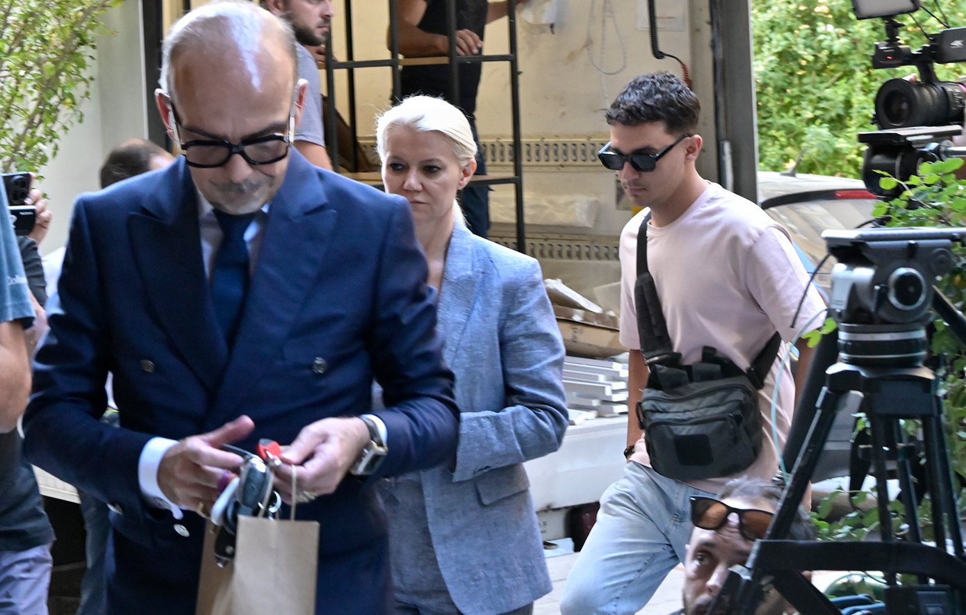 Γιώργος Μαζωνάκης: Οι δύο γιατροί, συνοδεία ΕΛ.ΑΣ και Ιατρικού Συλλόγου Αθηνών στο ιατρείο στο Κολωνάκι