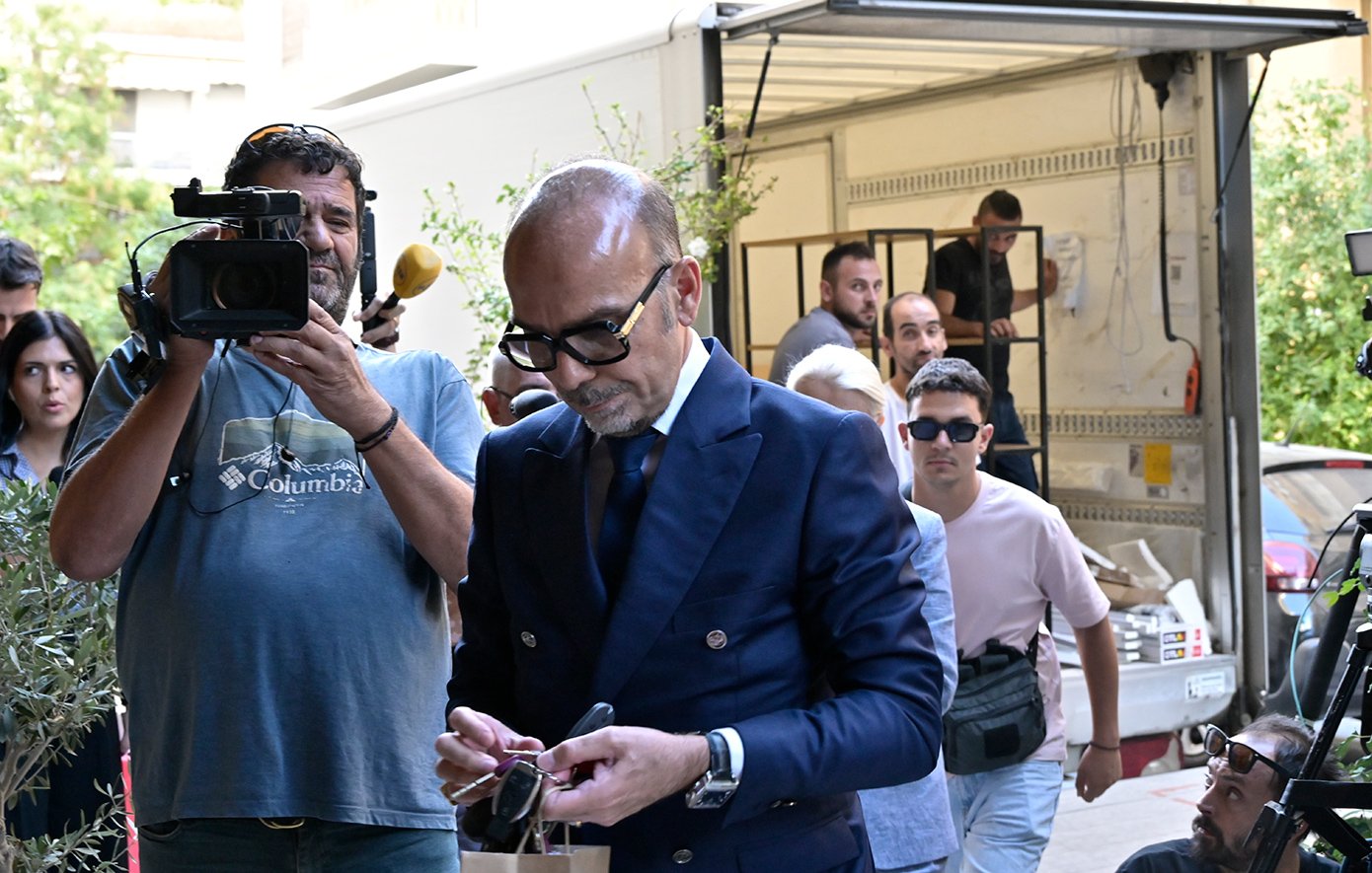 Γιώργος Μαζωνάκης: Οι δύο γιατροί, συνοδεία ΕΛ.ΑΣ και Ιατρικού Συλλόγου Αθηνών στο ιατρείο στο Κολωνάκι