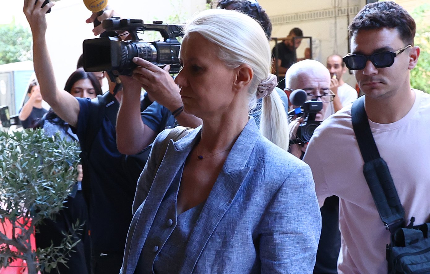 Γιώργος Μαζωνάκης: Οι δύο γιατροί, συνοδεία ΕΛ.ΑΣ και Ιατρικού Συλλόγου Αθηνών στο ιατρείο στο Κολωνάκι