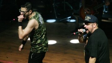 Ο ιδιαίτερος τρόπος με τον οποίο τα Ημισκούμπρια τίμησαν τη μνήμη του Γιώργου Μαζωνάκη: Φώναζαν  το όνομά του και οι θεατές απαντούσαν «ένα κενό»