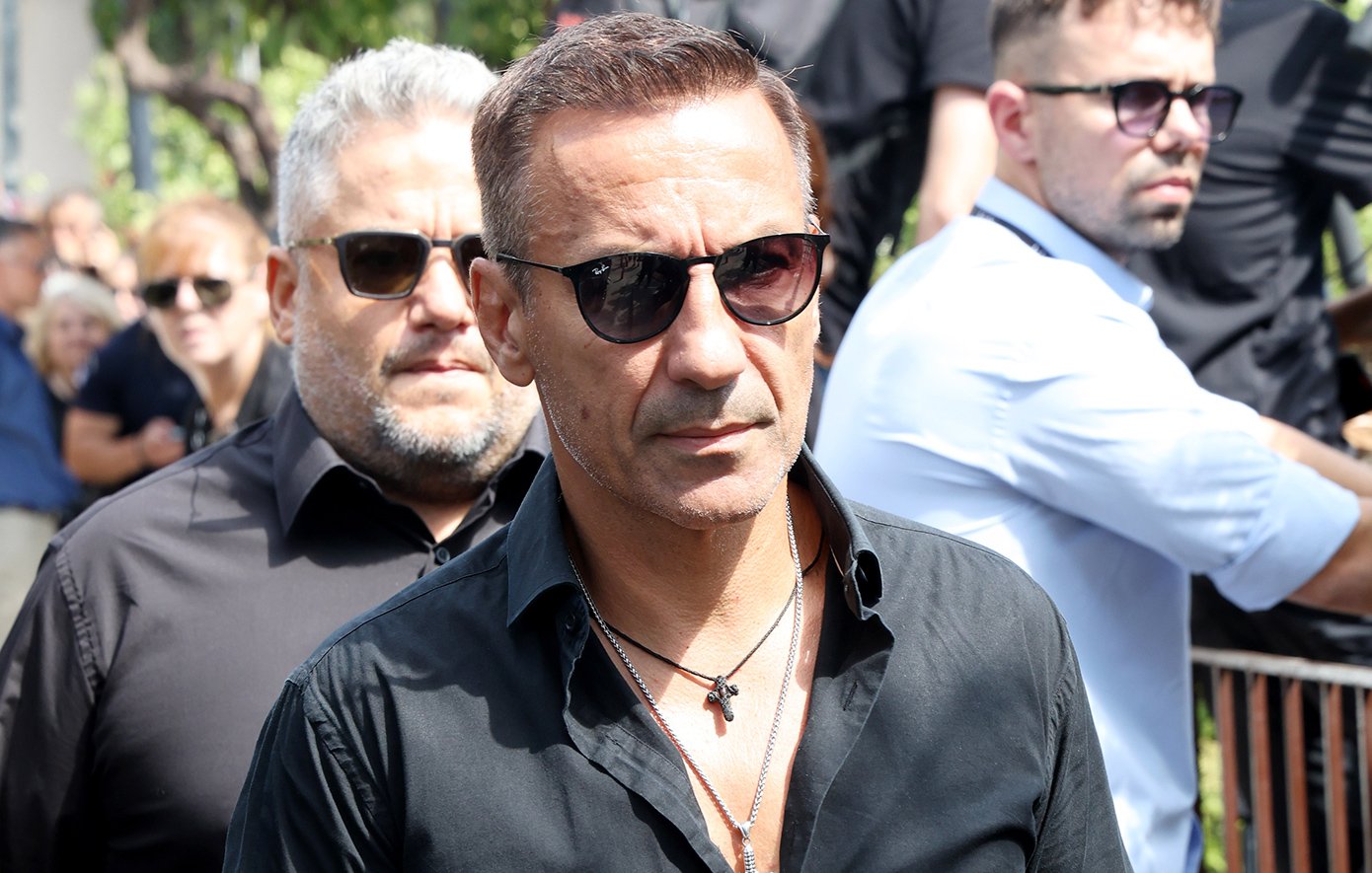 Συγκίνηση στο τελευταίο αντίο στον Γιώργο Μαζωνάκη στην «παλιά του γειτονιά» Συγκίνηση στο τελευταίο αντίο στον Γιώργο Μαζωνάκη στην «παλιά του γειτονιά»