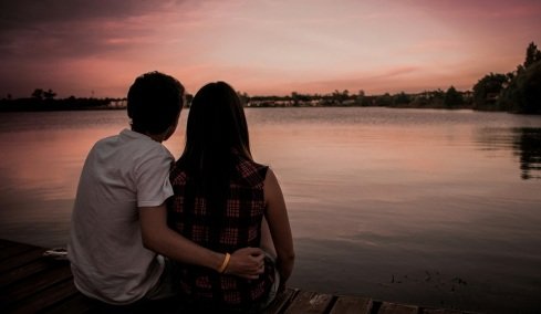 «Ο επί 13 χρόνια σύντροφός μου με βίαζε ενώ κοιμόμουν»  