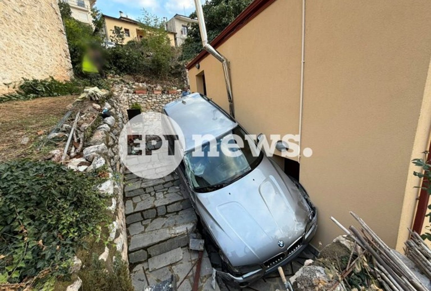 Αυτοκίνητο «προσγειώθηκε» σε αυλή σπιτιού στην Καστοριά: Παρά τρίχα γλίτωσαν οι κάτοικοι – Δείτε βίντεο και φωτογραφίες