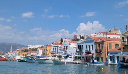 Ο γλύπτης του Καστελλόριζου που ζει και δημιουργεί σε μια αποθήκη καυσίμων 120 ετών, στην άκρη του Αιγαίου  