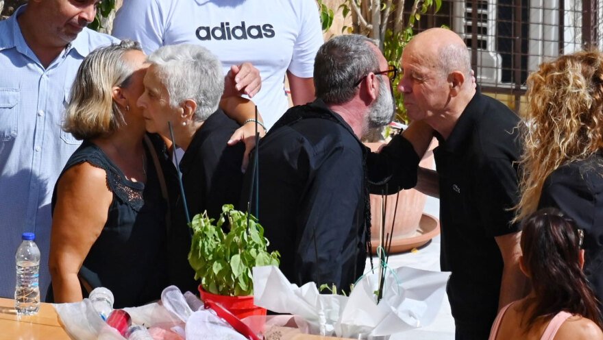 Συντετριμμένη η οικογένεια του Γιώργου Μαζωνάκη στο τελευταίο αντίο, στο πλευρό της συνάδελφοι του τραγουδιστή