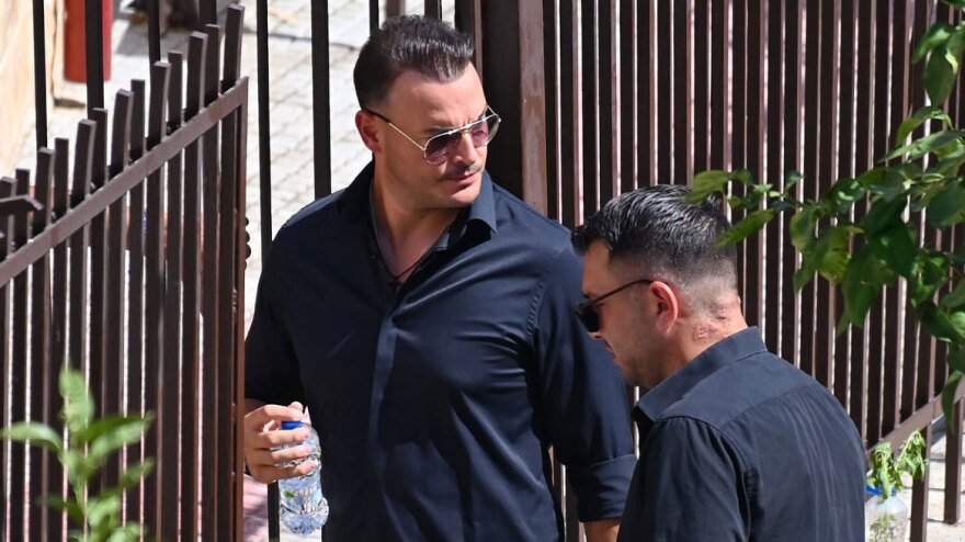 Συντετριμμένη η οικογένεια του Γιώργου Μαζωνάκη στο τελευταίο αντίο, στο πλευρό της συνάδελφοι του τραγουδιστή