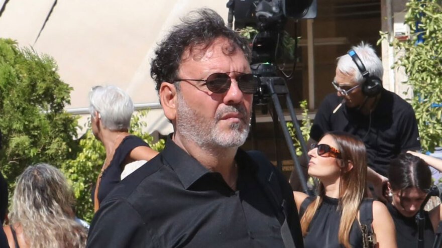 Συντετριμμένη η οικογένεια του Γιώργου Μαζωνάκη στο τελευταίο αντίο, στο πλευρό της συνάδελφοι του τραγουδιστή