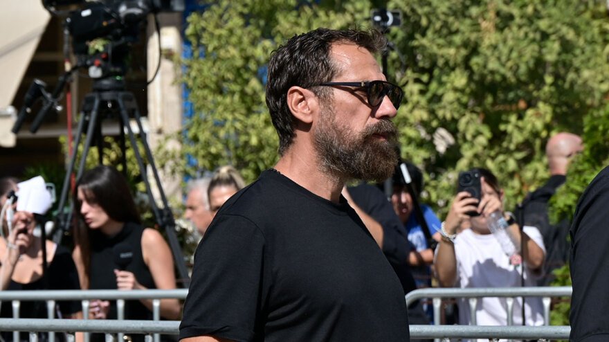 Συντετριμμένη η οικογένεια του Γιώργου Μαζωνάκη στο τελευταίο αντίο, στο πλευρό της συνάδελφοι του τραγουδιστή