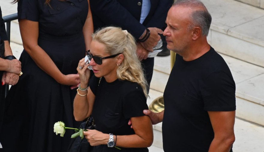 Συντετριμμένη η οικογένεια του Γιώργου Μαζωνάκη στο τελευταίο αντίο, στο πλευρό της συνάδελφοι του τραγουδιστή