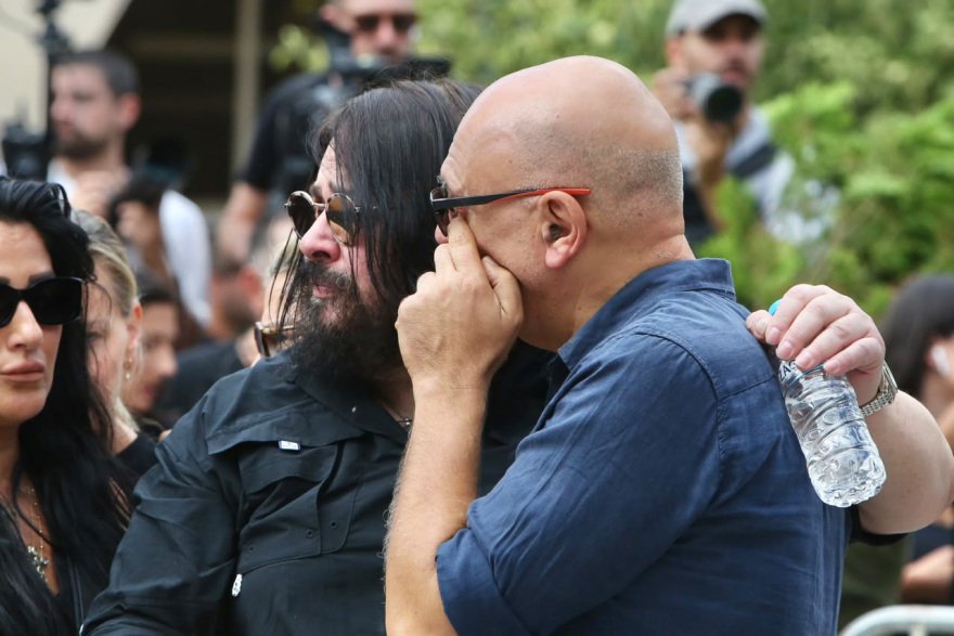 Συντετριμμένη η οικογένεια του Γιώργου Μαζωνάκη στο τελευταίο αντίο, στο πλευρό της συνάδελφοι του τραγουδιστή