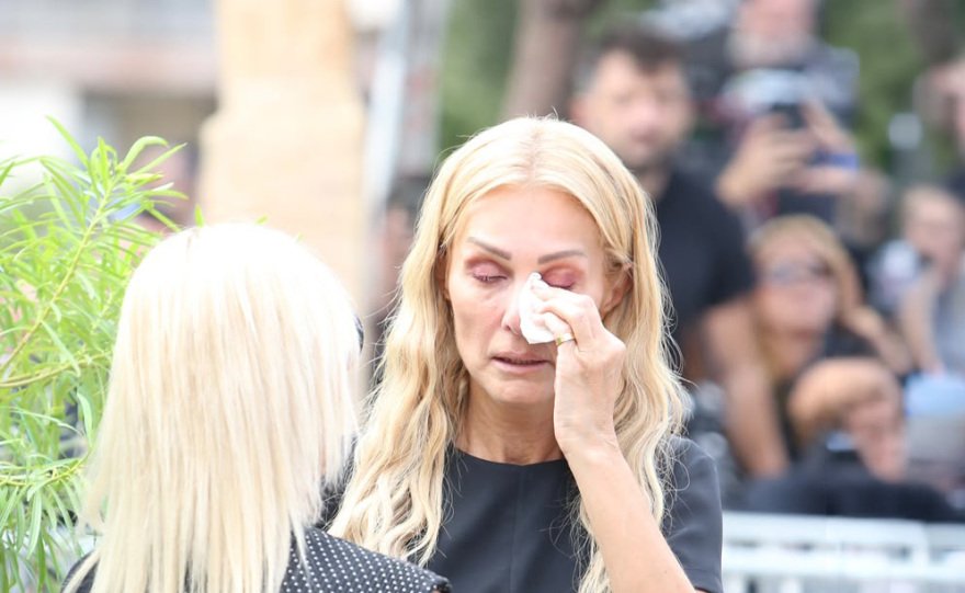 Συντετριμμένη η οικογένεια του Γιώργου Μαζωνάκη στο τελευταίο αντίο, στο πλευρό της συνάδελφοι του τραγουδιστή