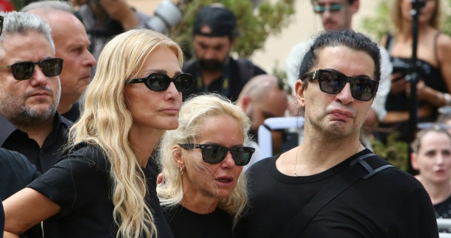 Συντετριμμένη η οικογένεια του Γιώργου Μαζωνάκη στο τελευταίο αντίο, στο πλευρό της συνάδελφοι του τραγουδιστή