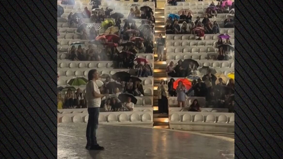 Ο Γιάννης Κότσιρας ανέβαλε συναυλία του λόγω βροχής, αλλά τραγούδησε a cappella για να ευχαριστήσει το κοινό του