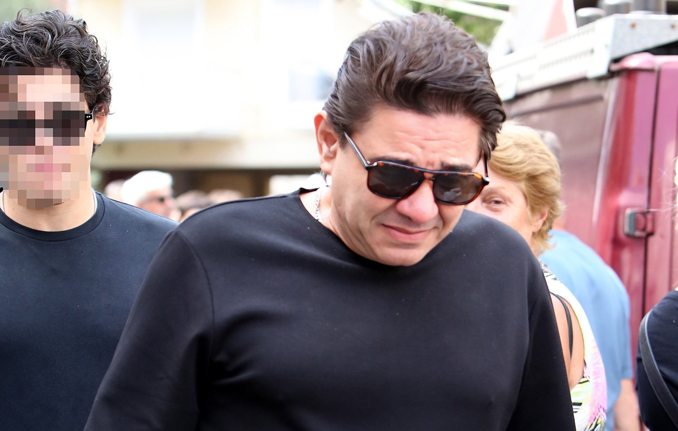 Συγκίνηση στο τελευταίο αντίο στον Γιώργο Μαζωνάκη στην «παλιά του γειτονιά» Συγκίνηση στο τελευταίο αντίο στον Γιώργο Μαζωνάκη στην «παλιά του γειτονιά»