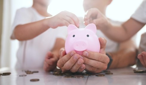«Κουμπαράς» για παιδιά: 100 ευρώ ο γονέας, 100 το κράτος, πώς μπορούν να συγκεντρωθούν έως €77.000, οι 10 βασικοί κανόνες