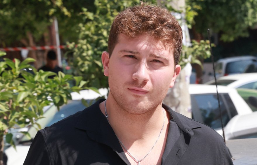 Συντετριμμένη η οικογένεια του Γιώργου Μαζωνάκη στο τελευταίο αντίο, στο πλευρό της συνάδελφοι του τραγουδιστή