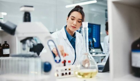 Θεραπευτική πλασμαφαίρεση: Πότε γίνεται, υπό ποιες συνθήκες, πόσο επικίνδυνη είναι – Οι ιατροί του ΕΚΠΑ εξηγούν  