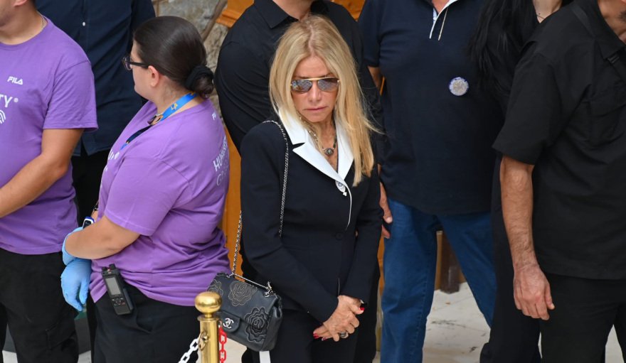 Συντετριμμένη η οικογένεια του Γιώργου Μαζωνάκη στο τελευταίο αντίο, στο πλευρό της συνάδελφοι του τραγουδιστή