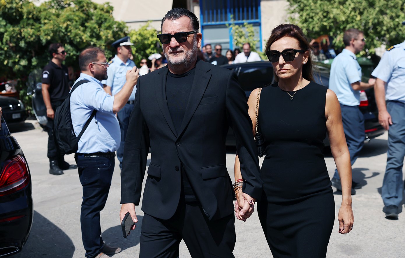 Συγκίνηση στο τελευταίο αντίο στον Γιώργο Μαζωνάκη στην «παλιά του γειτονιά» Συγκίνηση στο τελευταίο αντίο στον Γιώργο Μαζωνάκη στην «παλιά του γειτονιά»