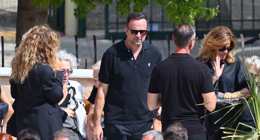 Συντετριμμένη η οικογένεια του Γιώργου Μαζωνάκη στο τελευταίο αντίο, στο πλευρό της συνάδελφοι του τραγουδιστή