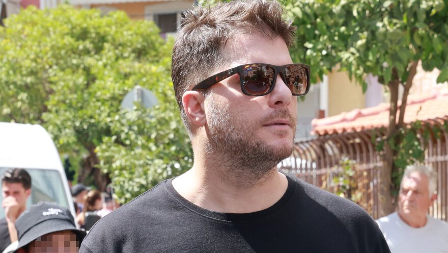 Συντετριμμένη η οικογένεια του Γιώργου Μαζωνάκη στο τελευταίο αντίο, στο πλευρό της συνάδελφοι του τραγουδιστή
