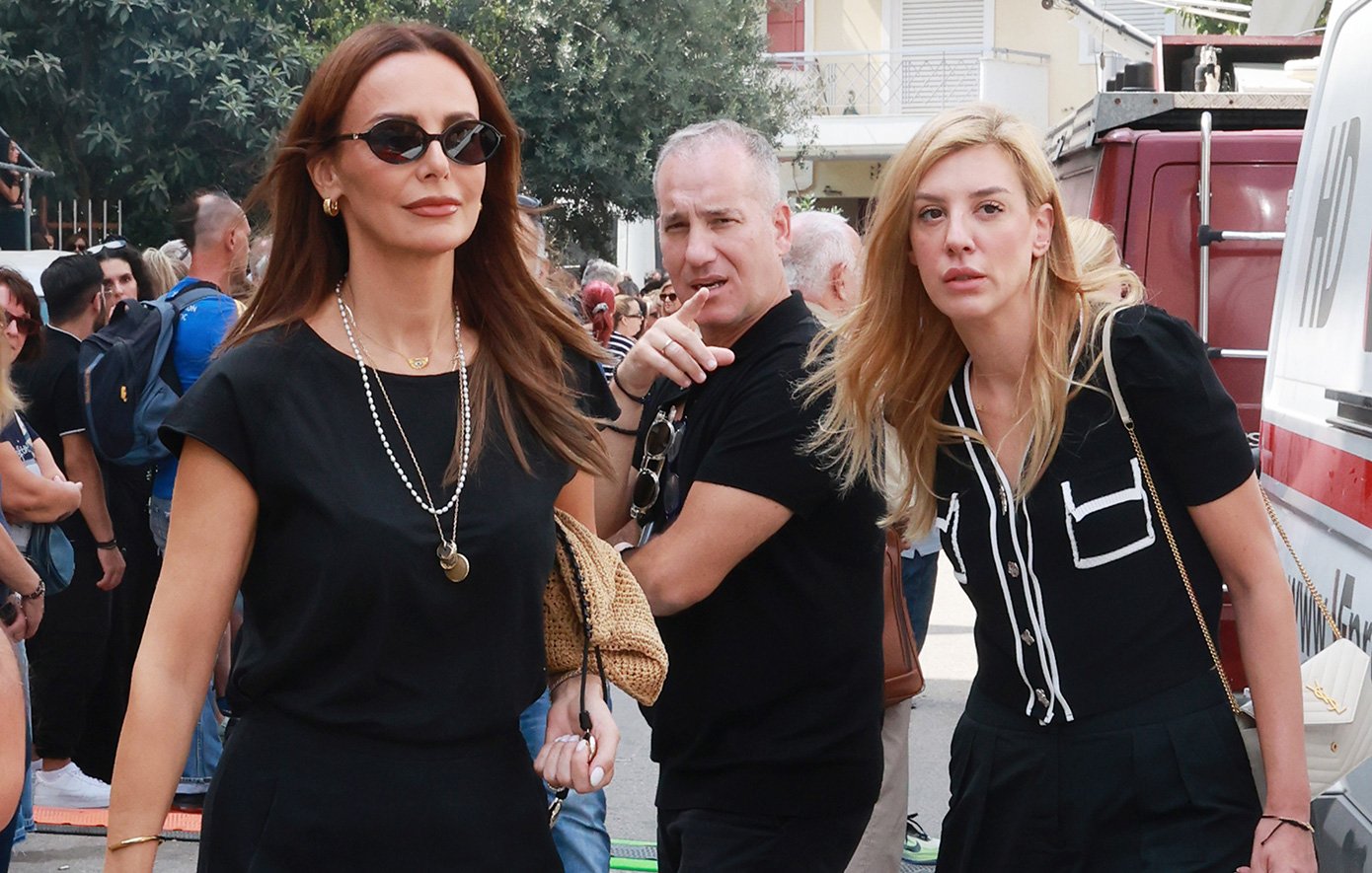 Συγκίνηση στο τελευταίο αντίο στον Γιώργο Μαζωνάκη στην «παλιά του γειτονιά» Συγκίνηση στο τελευταίο αντίο στον Γιώργο Μαζωνάκη στην «παλιά του γειτονιά»