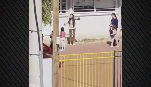 Ζούγκλα στο νηπιαγωγείο των Άνω Λιοσίων: Ρομά γονέας έδειρε τη διευθύντρια που φώναζε στα παιδιά, δείτε βίντεο με τη στιγμή του ξυλοδαρμού