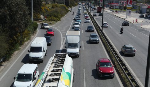 Καραμπόλα με έξι οχήματα στην Αθηνών-Κορίνθου στα Μέγαρα, ουρές χιλιομέτρων στο ρεύμα προς Αθήνα