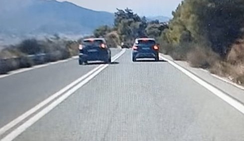 Αδιανόητη διπλή παράνομη προσπέραση πάνω σε στροφή στον περιφερειακό από Άγιο Πέτρο προς παλαιά Πεντέλη, δείτε βίντεο