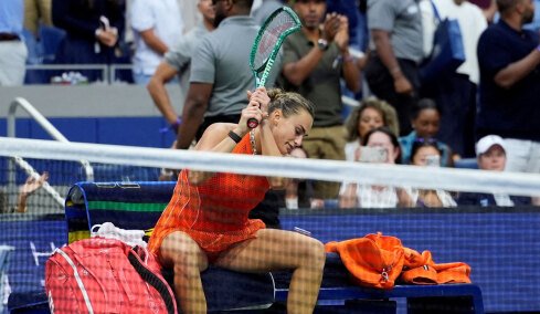 Οργή Σαμπαλένκα μετά τον χαμένο τελικό του US Open, ξέσπασε στην ρακέτα της και τη διέλυσε