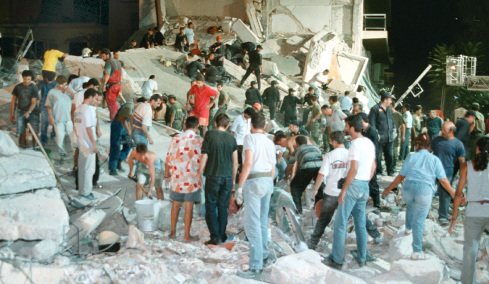 Τα 15 δευτερόλεπτα που άλλαξαν για πάντα την Αθήνα μέσα από 15 φωτογραφίες: 27 χρόνια από τον φονικό σεισμό του 1999