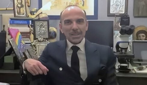 Δείτε βίντεο: Ο Θεοδωρόπουλος διαφημίζει το ιατρείο του, χαρακτήριζε «θείο δώρο» τις θεραπείες με βλαστοκύτταρα