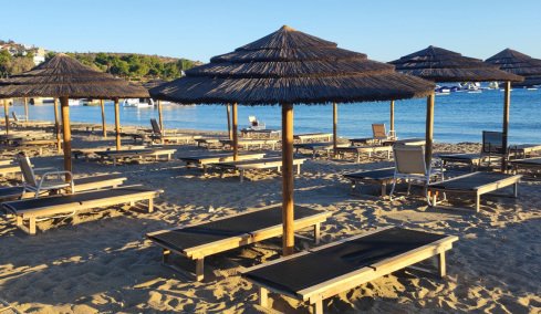 Για θανατηφόρα σωματική βλάβη συνελήφθη ο 76χρονος μετά τον καβγά με τον 82χρονο στη Βουλιαγμένη: Υποστηρίζει ότι το θύμα του έριξε μπουνιά και δεν θυμάται τίποτα