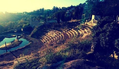 «Αρχαιοελληνικό θέατρο μαϊμού»: Πούλησε για χρόνια ένα ψεύτικο θέατρο ως αρχαιολογικό θησαυρό