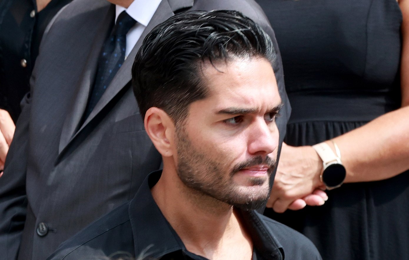 Ο Χρήστος Μάστορας βρέθηκε στην κηδεία του Γιώργου Μαζωνάκη για να του πει το τελευταίο «αντίο» Ο Χρήστος Μάστορας βρέθηκε στην κηδεία του Γιώργου Μαζωνάκη για να του πει το τελευταίο «αντίο»