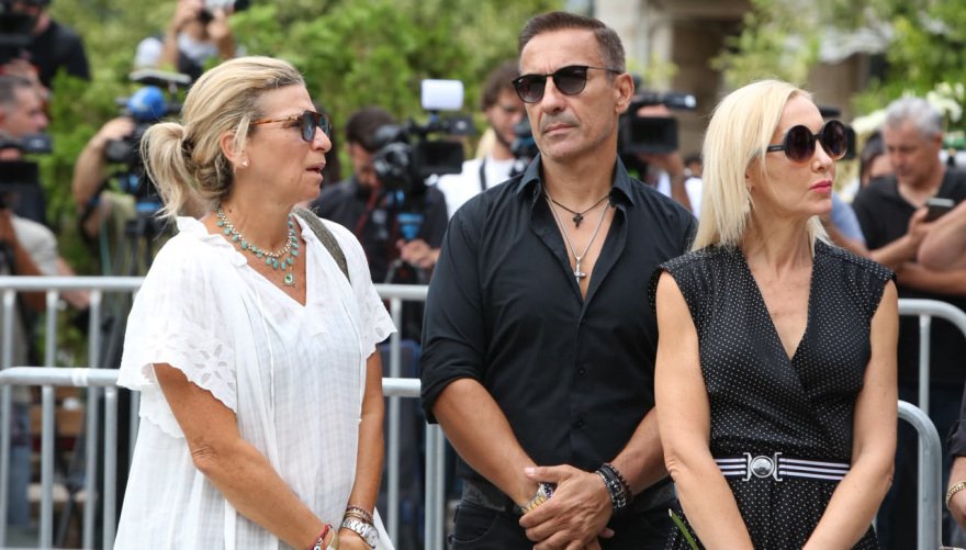 Συντετριμμένη η οικογένεια του Γιώργου Μαζωνάκη στο τελευταίο αντίο, στο πλευρό της συνάδελφοι του τραγουδιστή