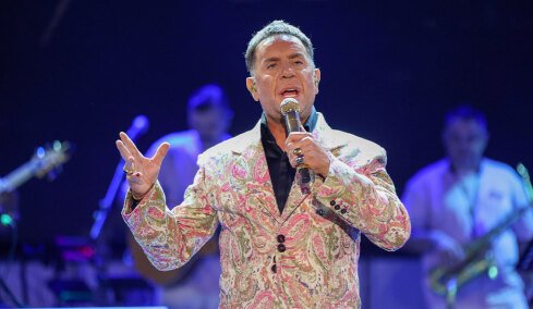 Άγνωστες ιστορίες για τον Γιώργο Μαζωνάκη: Πώς ξεκίνησε το τραγούδι, ο πρώτος δίσκος, το σουξέ στην Πάτρα και οι επιτυχίες με Φοίβο, Μπουγά και Goin' Through  