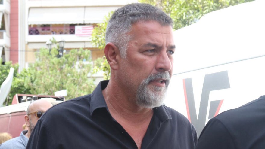 Συντετριμμένη η οικογένεια του Γιώργου Μαζωνάκη στο τελευταίο αντίο, στο πλευρό της συνάδελφοι του τραγουδιστή