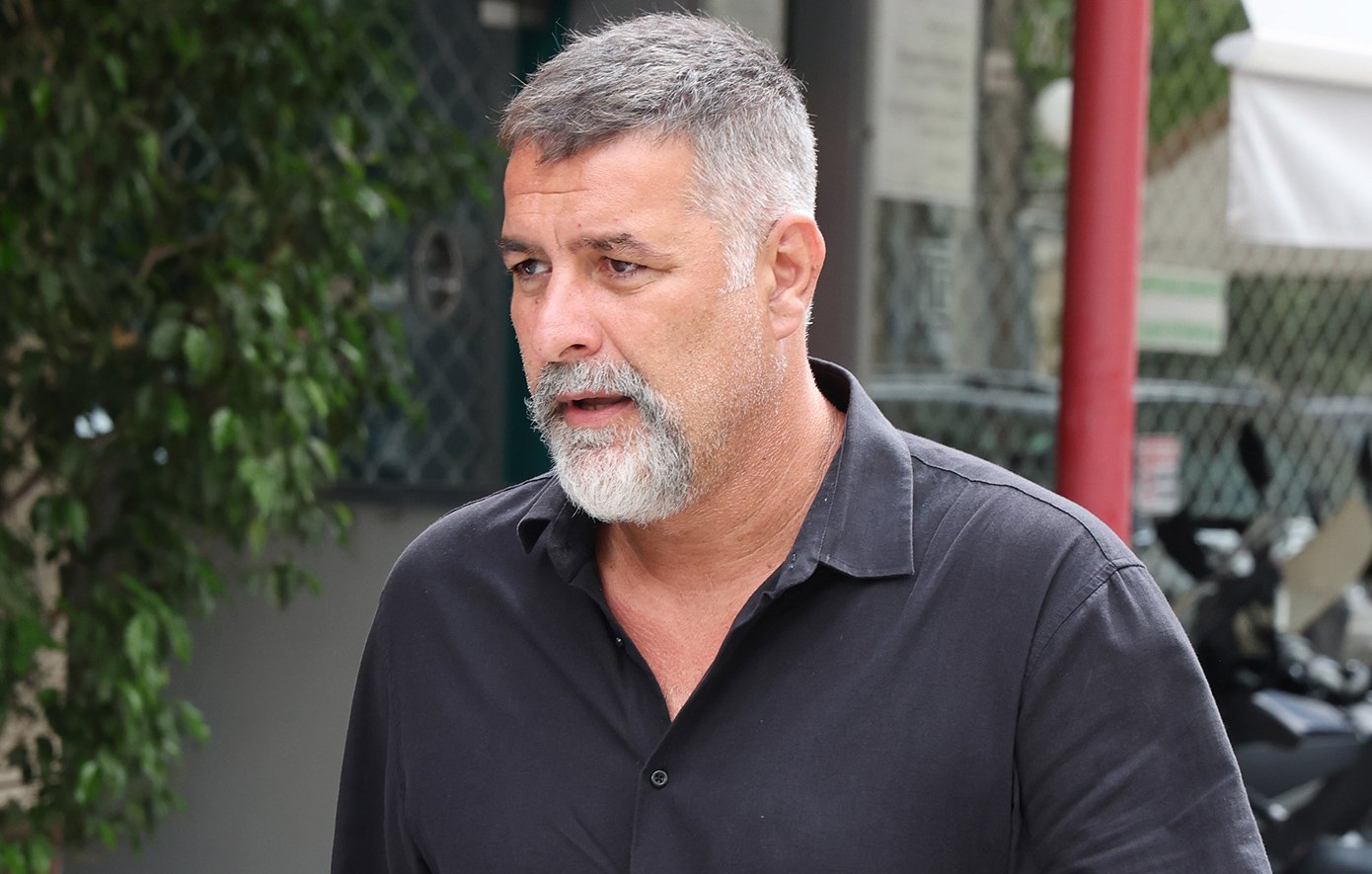 Συγκίνηση στο τελευταίο αντίο στον Γιώργο Μαζωνάκη στην «παλιά του γειτονιά» Συγκίνηση στο τελευταίο αντίο στον Γιώργο Μαζωνάκη στην «παλιά του γειτονιά»