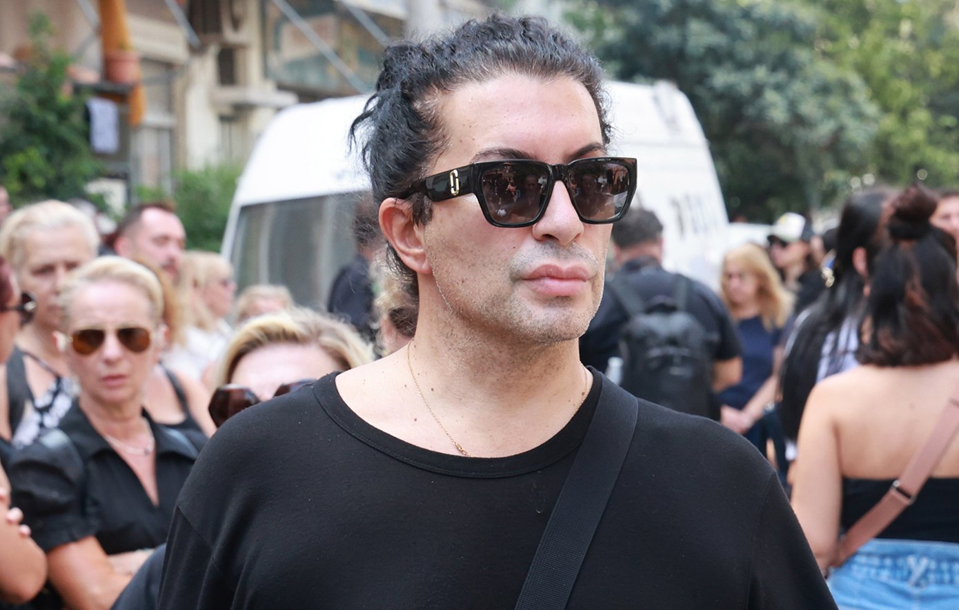 Συγκίνηση στο τελευταίο αντίο στον Γιώργο Μαζωνάκη στην «παλιά του γειτονιά» Συγκίνηση στο τελευταίο αντίο στον Γιώργο Μαζωνάκη στην «παλιά του γειτονιά»