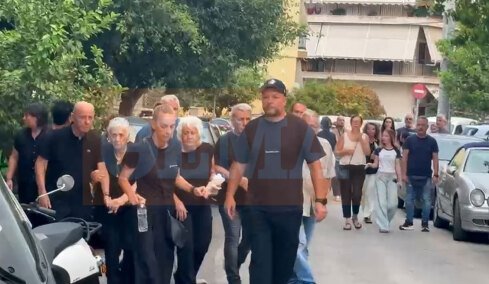 Η οικογένεια του Γιώργου Μαζωνάκη στην Αγία Τριάδα στη Νίκαια, βίντεο 