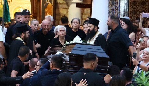 «Δεν μπορούμε να λείπουμε τέτοια μέρα»: Το μεσημέρι το τελευταίο αντίο στον Γιώργο Μαζωνάκη - Με τραγούδια ο ολονύχτιος θρήνος στη Νίκαια