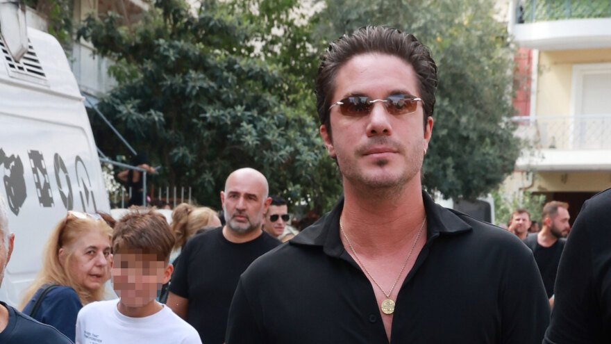Συντετριμμένη η οικογένεια του Γιώργου Μαζωνάκη στο τελευταίο αντίο, στο πλευρό της συνάδελφοι του τραγουδιστή